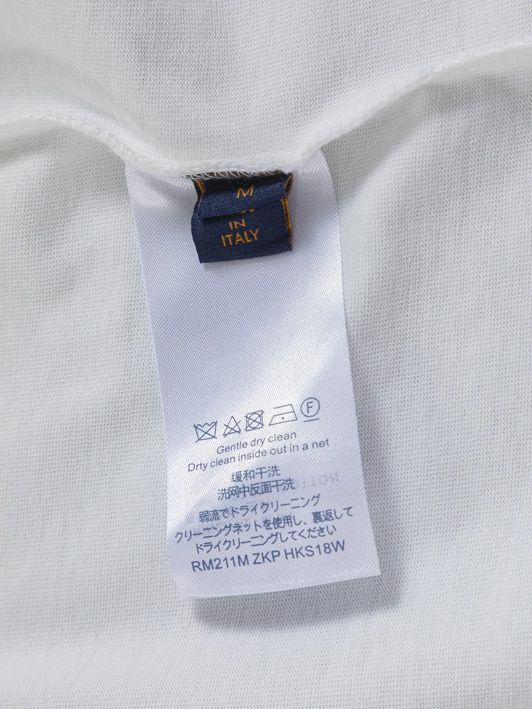 🅿️190 Louis Vuitton 1V LV micro-wide version S-XL LV 26ss New product counters are on the shelves at the same time Multi-process digital direct printing Various travel patches on the chest Micro-stamp printing Round-neck short-sleeved T-shirts, the same style for men and women! Consigned to one-to-one creation. Synchronized with the official website, pure cotton fabrics at the counter! It is close to the skin and comfortable, durable and easy to wear. It has a classic and simple logo design and meticulous original craftsmanship. Short-sleeves, a must-have item for men, do not appear to be the same for the general public, but must be unique and eye-catching. This LV short-sleeve is all about quality, comfort, the same shape and fashion as always, including fabrics and cutting techniques. All of them have been made with great effort! 320 grams of washed pure cotton fabric, pure cotton is breathable, very refreshing and comfortable for daily wear. The rib knitting on the neckline is smooth and tight, and the neckline will not be skewed if you toss it at will. The loose version, you will find that it looks really good on the upper body. The overall is minimalist and neat, super versatile for daily use! Pair it casually with a pair of pants for a youthful look. A T-shirt will make your outfit crazy. It is a fashionable item that can never go wrong! Color: Black White Gray Size: S-XL Size chart: S: Shoulder width 50-Bust 56-Length 70 M: Shoulder width 52-Bust 57-Length 72 L: Shoulder width 54-Bust 59-Length 74 XL: Shoulder width 56-Bust 62-Length 76